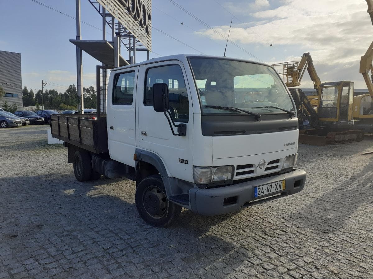 Nissan Cabstar 3.0 · 6 Lugares · Ano 2004 — image 1