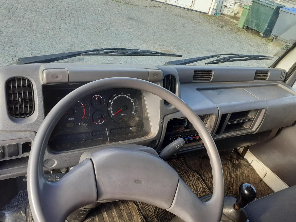 Nissan Cabstar 3.0 · 6 Lugares · Ano 2004 — image 10