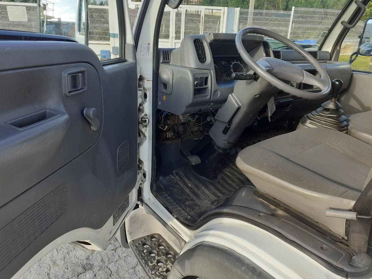 Nissan Cabstar 3.0 · 6 Lugares · Ano 2004 — image 7