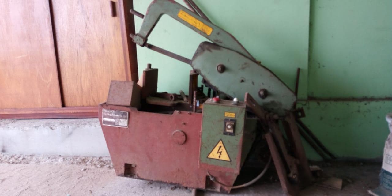 Máquina de cortar ferro ·