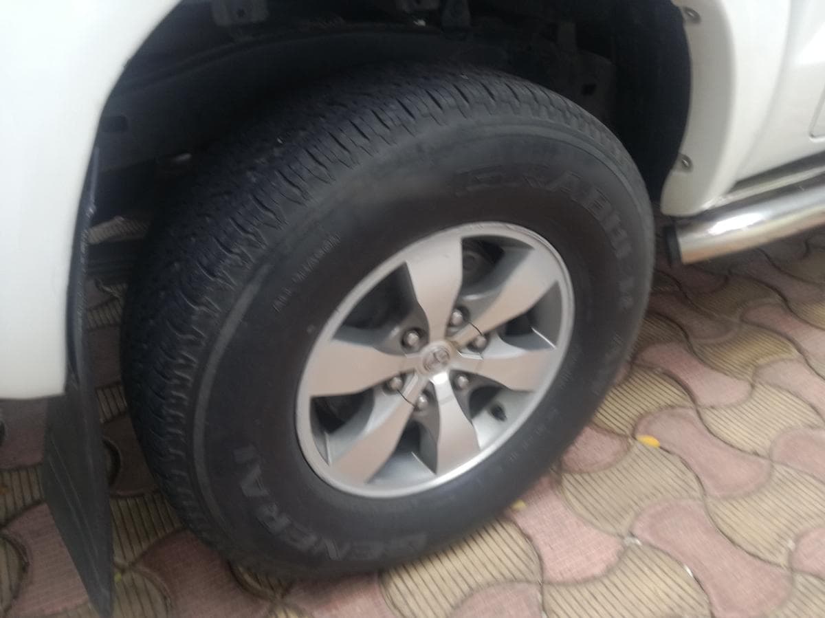 Toyota Hilux Legend · — image 10