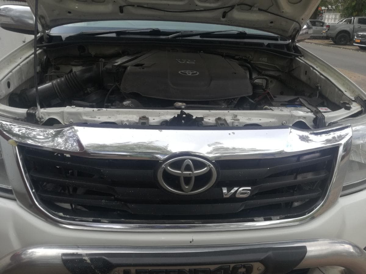 Toyota Hilux Legend · — image 12