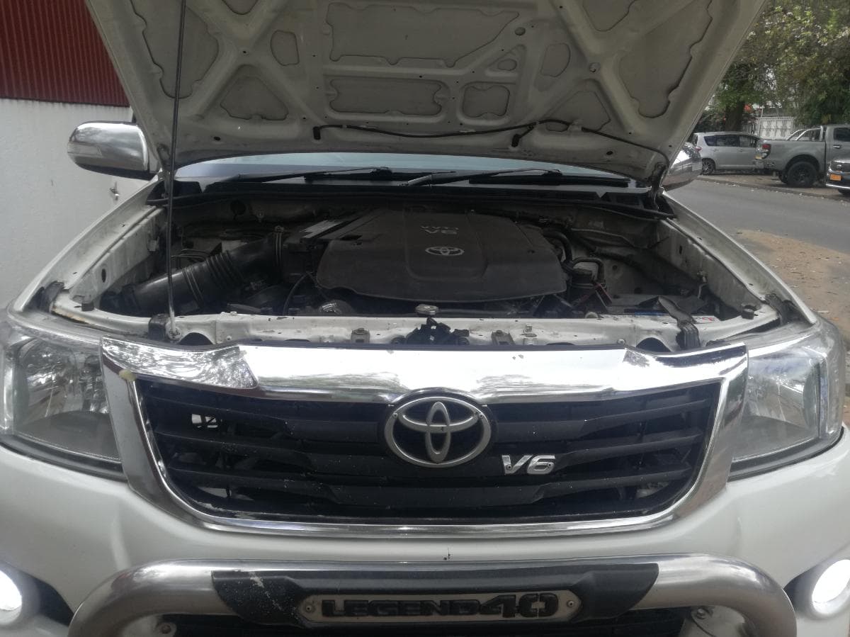 Toyota Hilux Legend · — image 14
