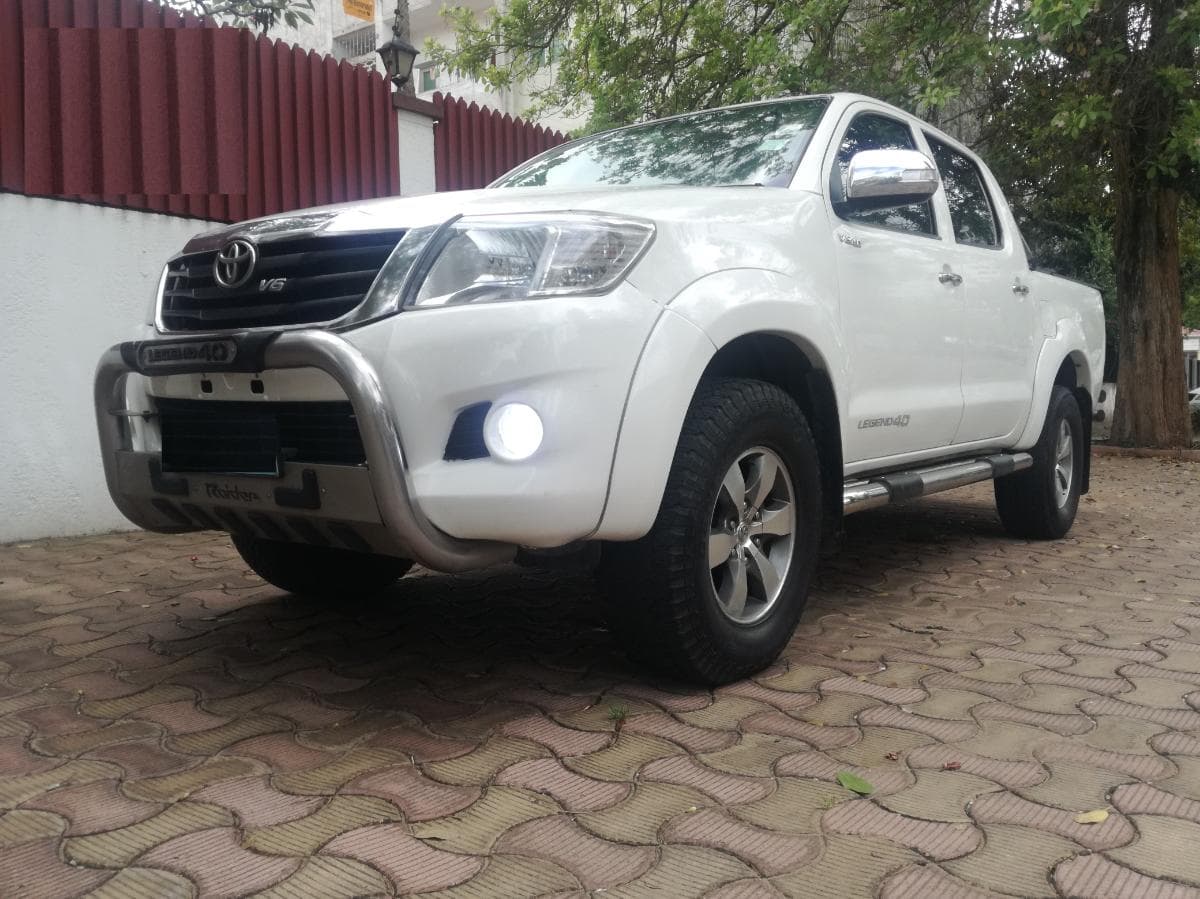 Toyota Hilux Legend · — image 1