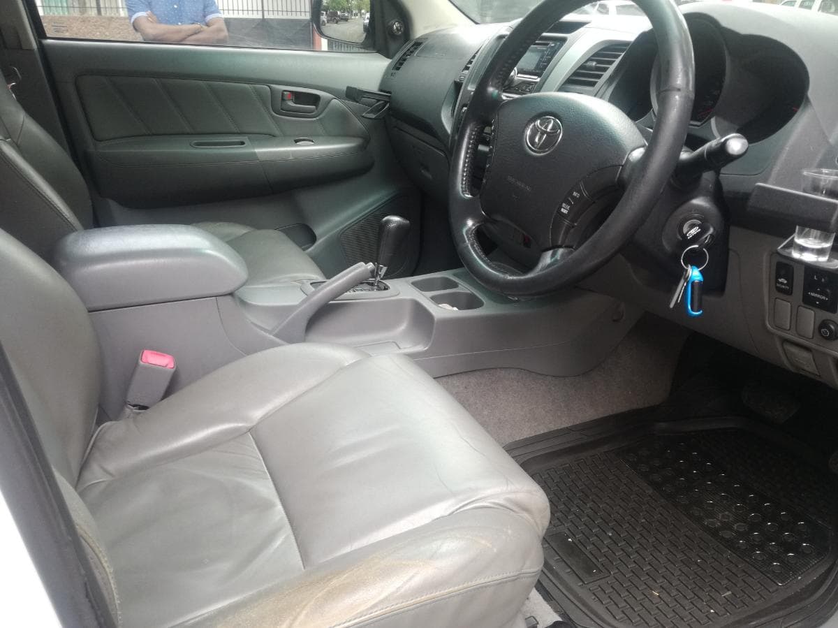 Toyota Hilux Legend · — image 16