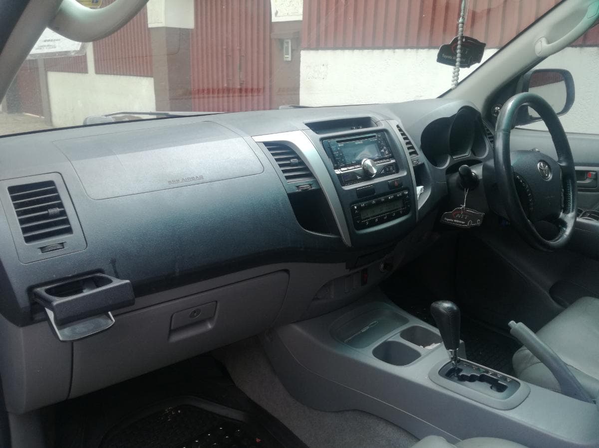 Toyota Hilux Legend · — image 17