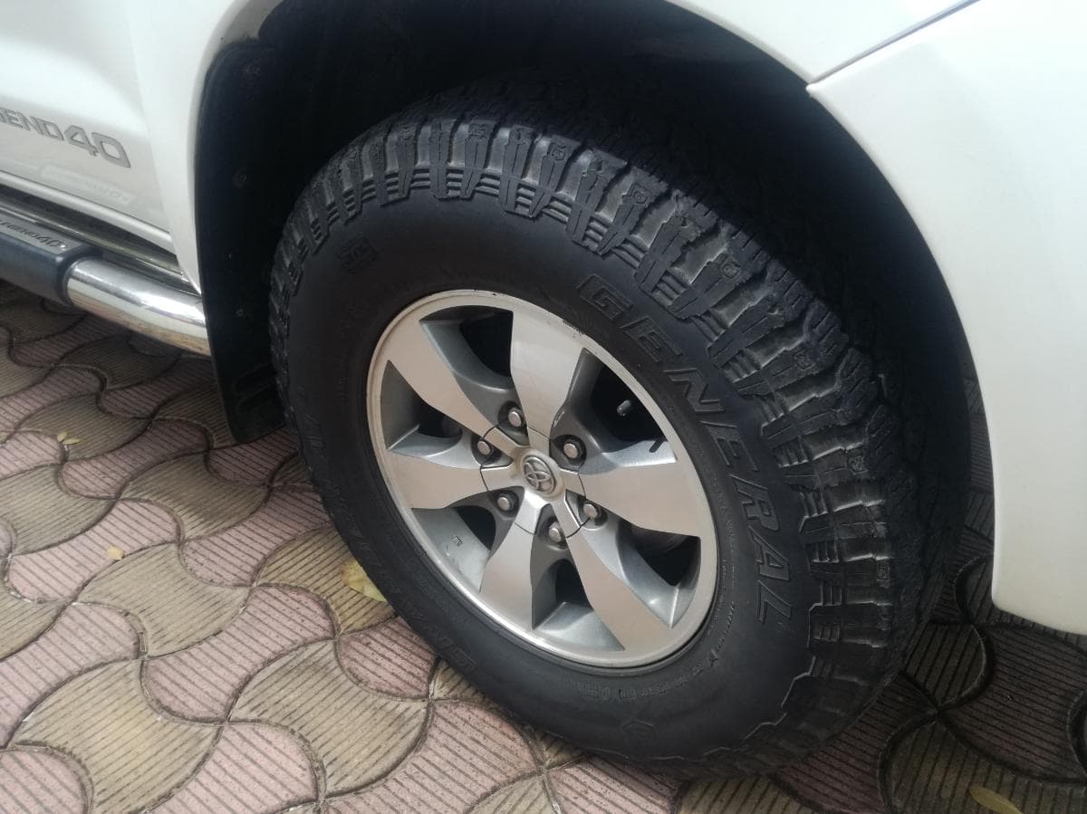 Toyota Hilux Legend · — image 19