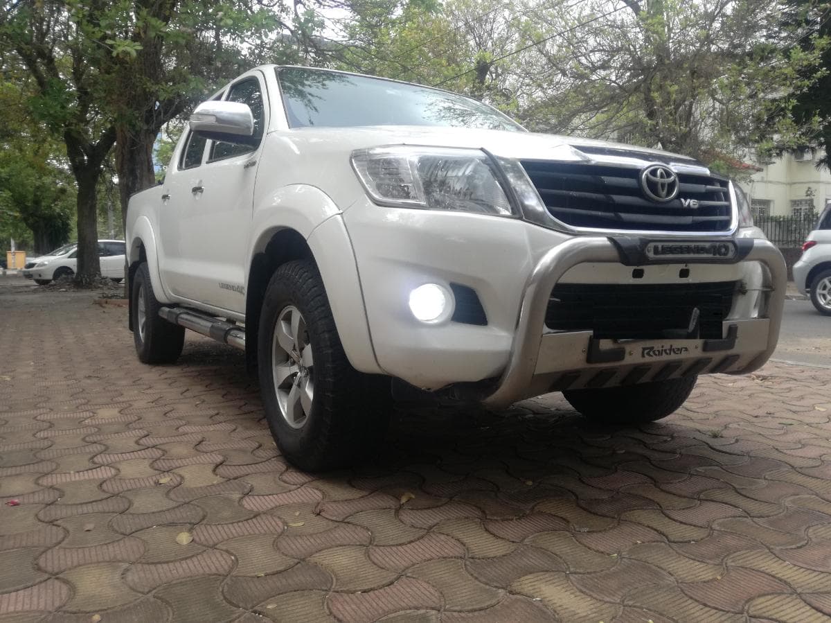Toyota Hilux Legend · — image 27