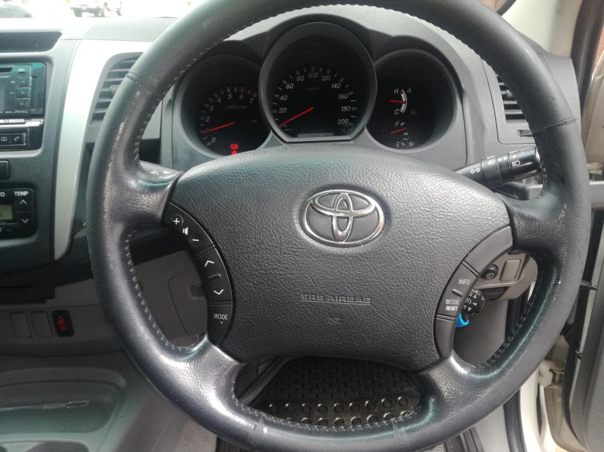 Toyota Hilux Legend · — image 32