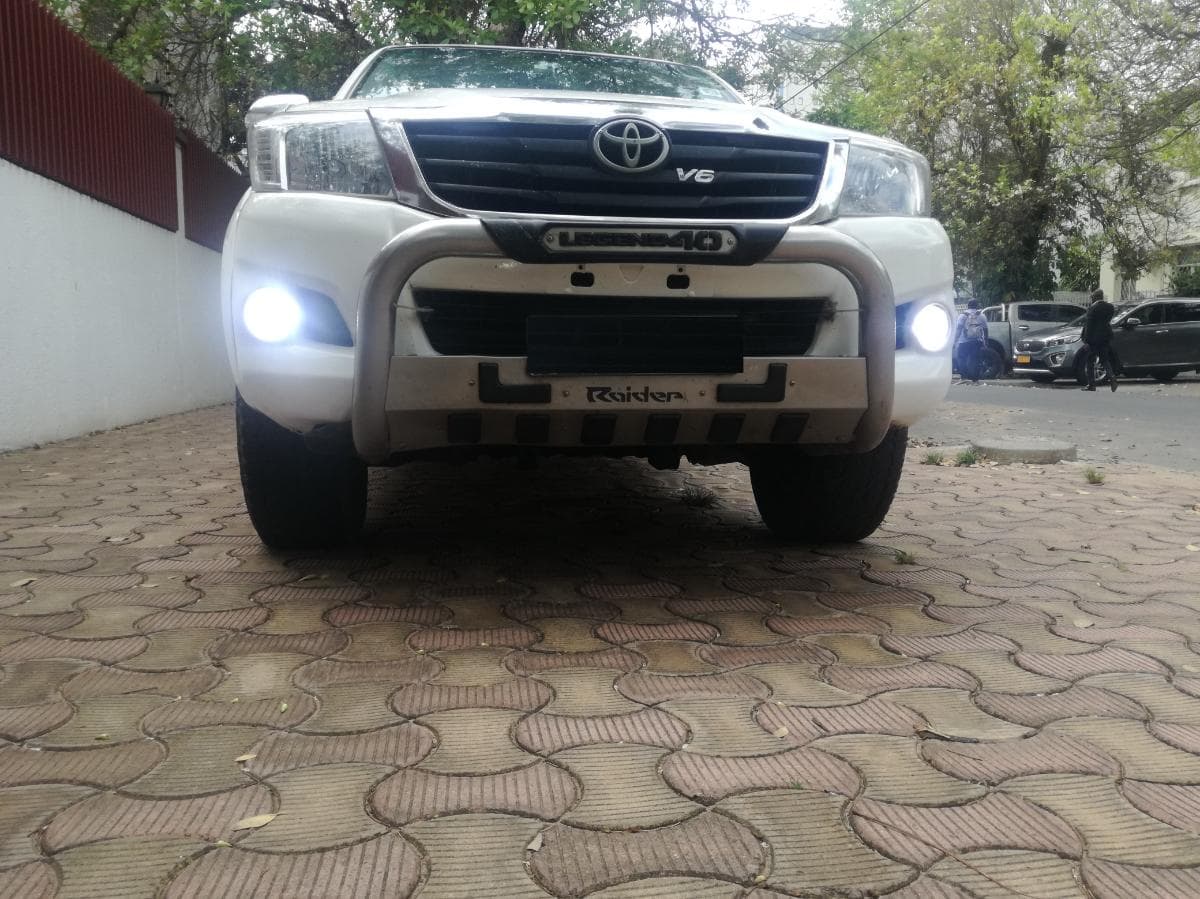 Toyota Hilux Legend · — image 4