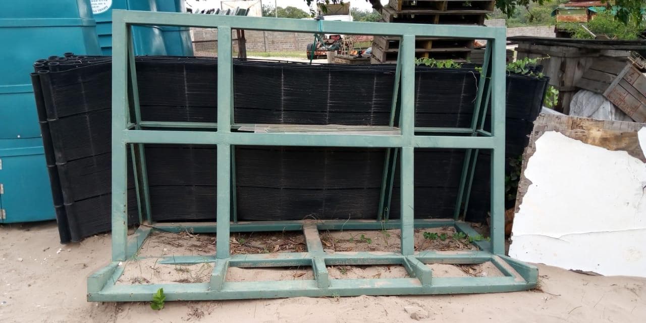 Estrutura metálica para segurar vidros · — imagem 1