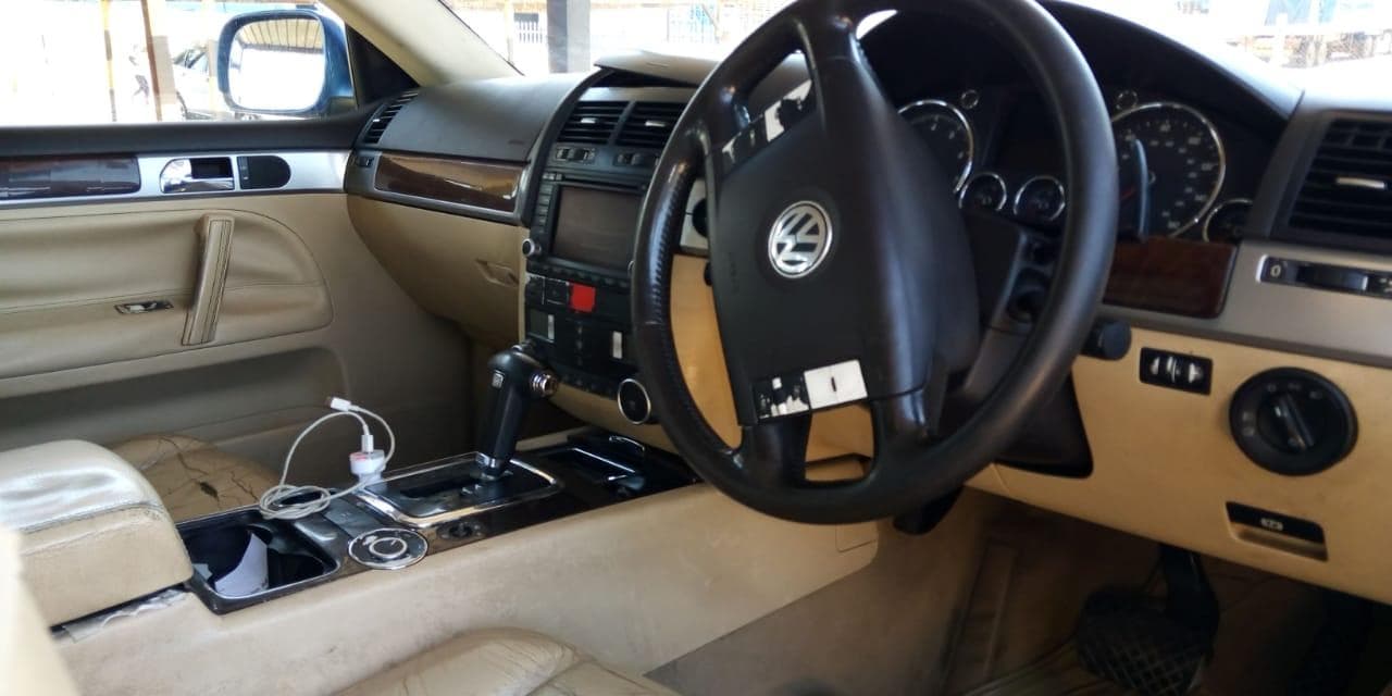 VW Touareg · — image 7