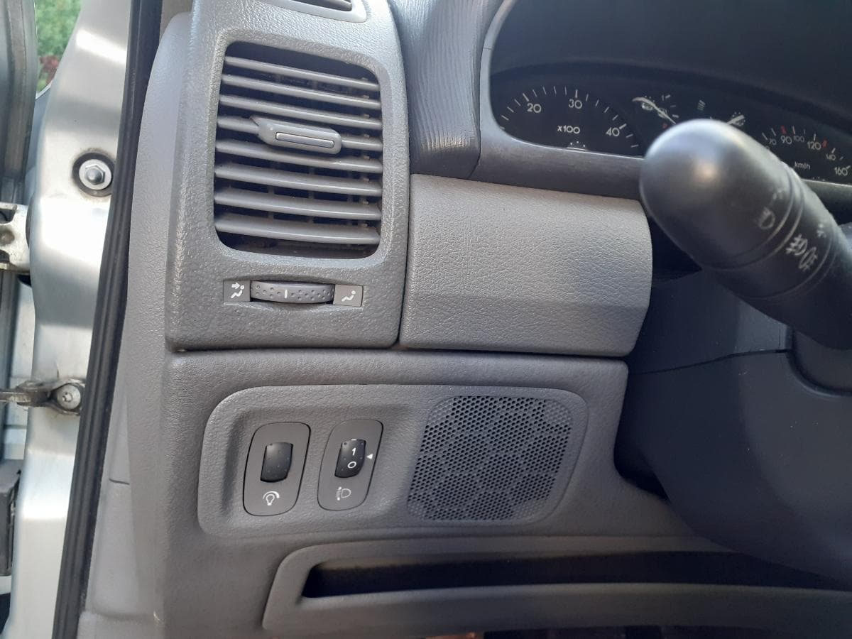 Renault Laguna 1.9 DCI · Ano 2001 — image 12