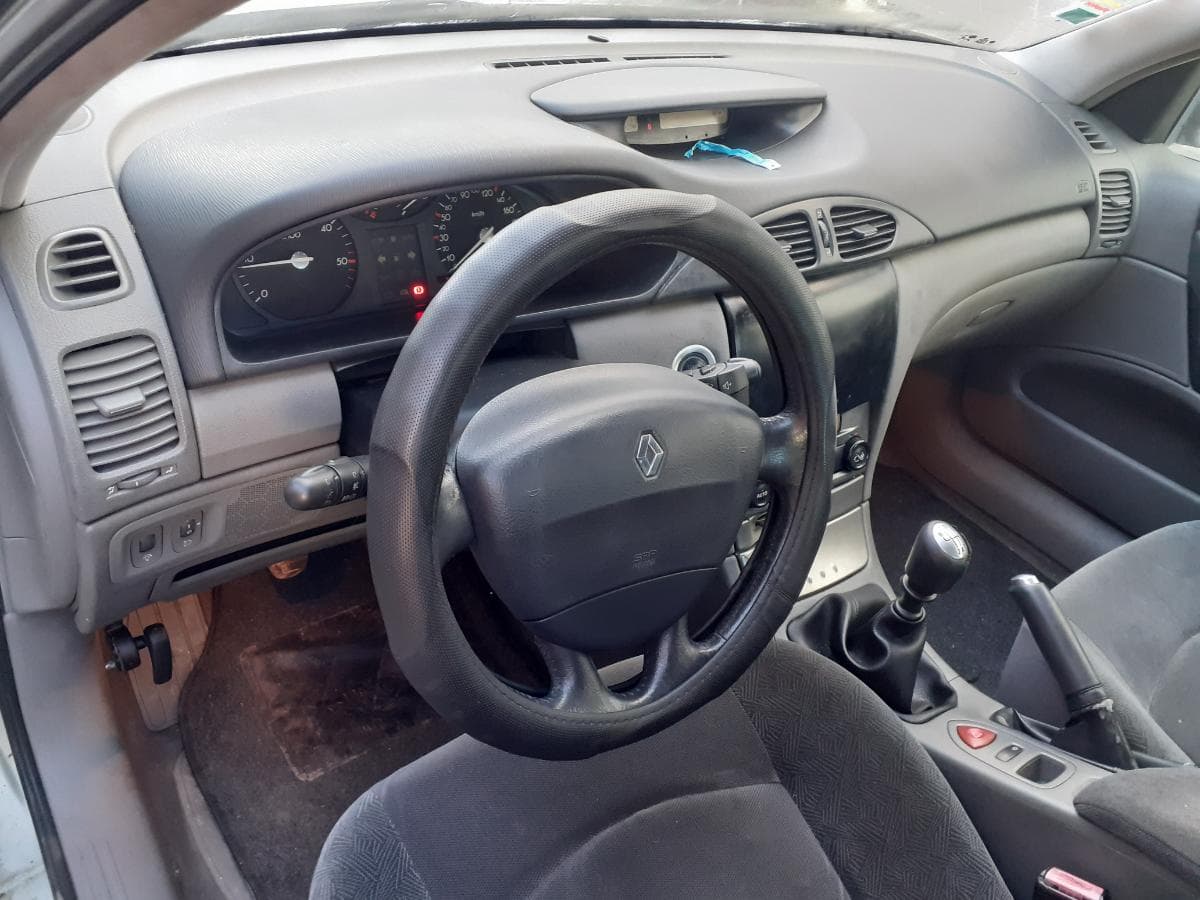 Renault Laguna 1.9 DCI · Ano 2001 — image 14