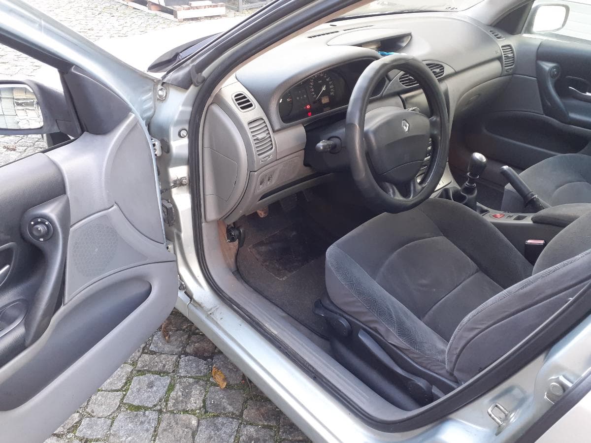 Renault Laguna 1.9 DCI · Ano 2001 — image 10