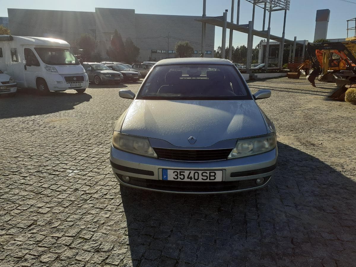 Renault Laguna 1.9 DCI · Ano 2001 — image 2
