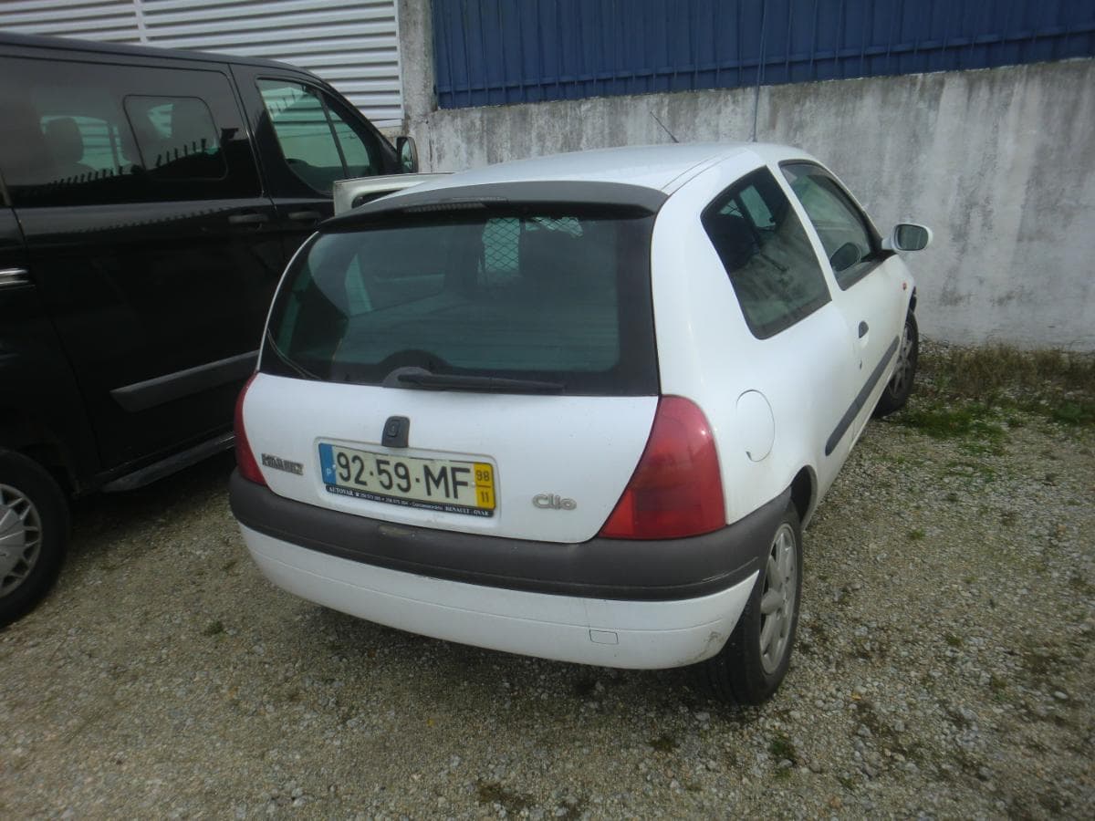RENAULT CLIO 1.9D — image 2