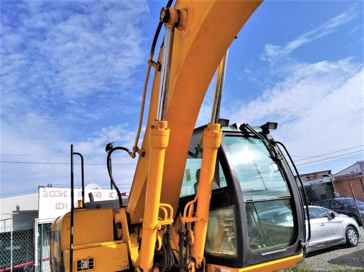 Giratória JCB JS 200 LC — imagem 7
