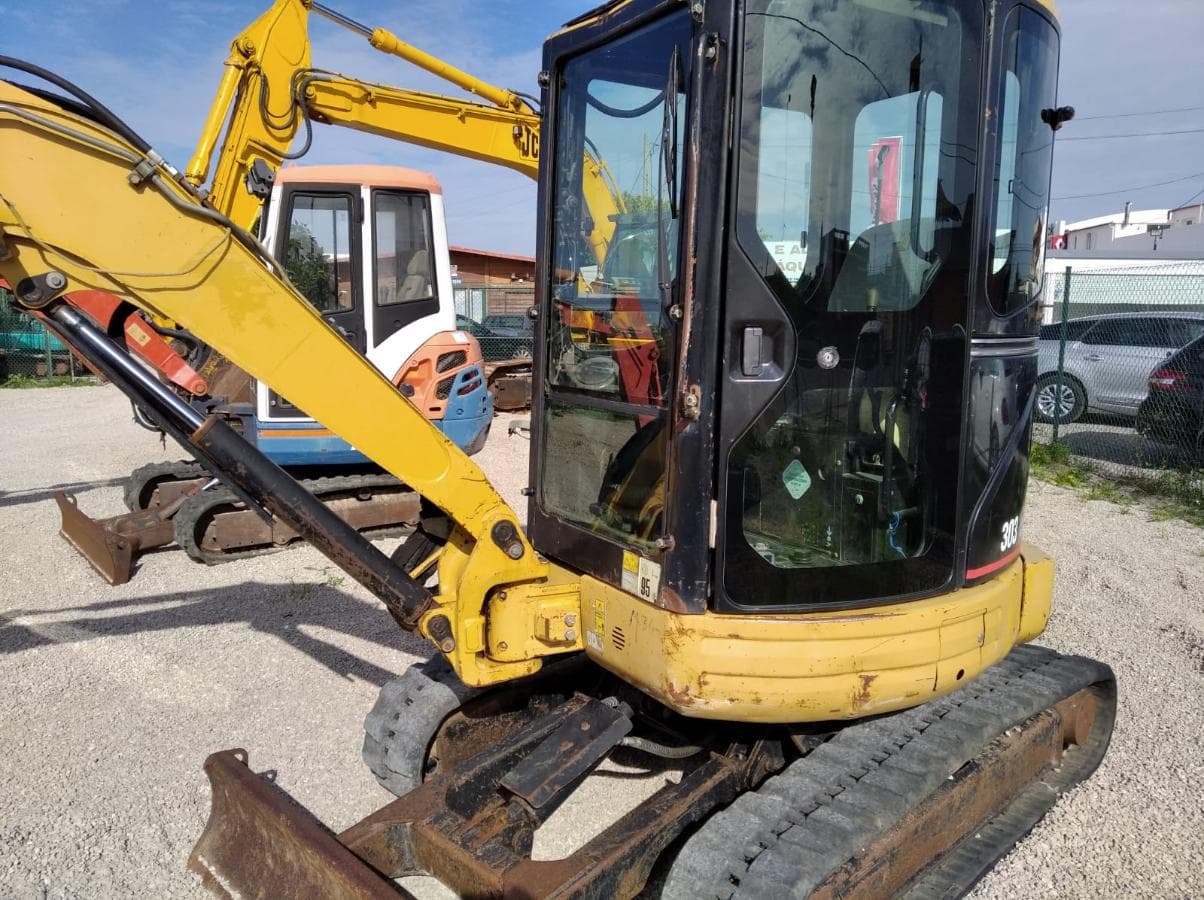 Mini Giratória Caterpillar 303 CR 4 TON — imagem 2