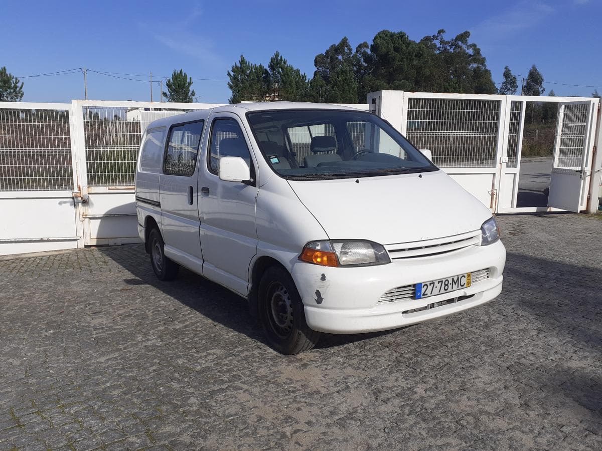Toyota Hiace 2.4 D · 6 Lugares · Ano 1998 — imagem 1