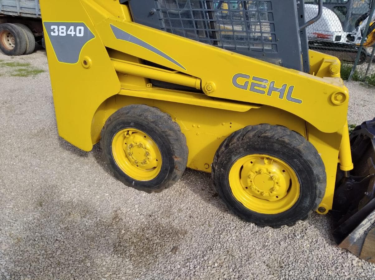 Mini cargadora Gehl 3840 — imagen 6