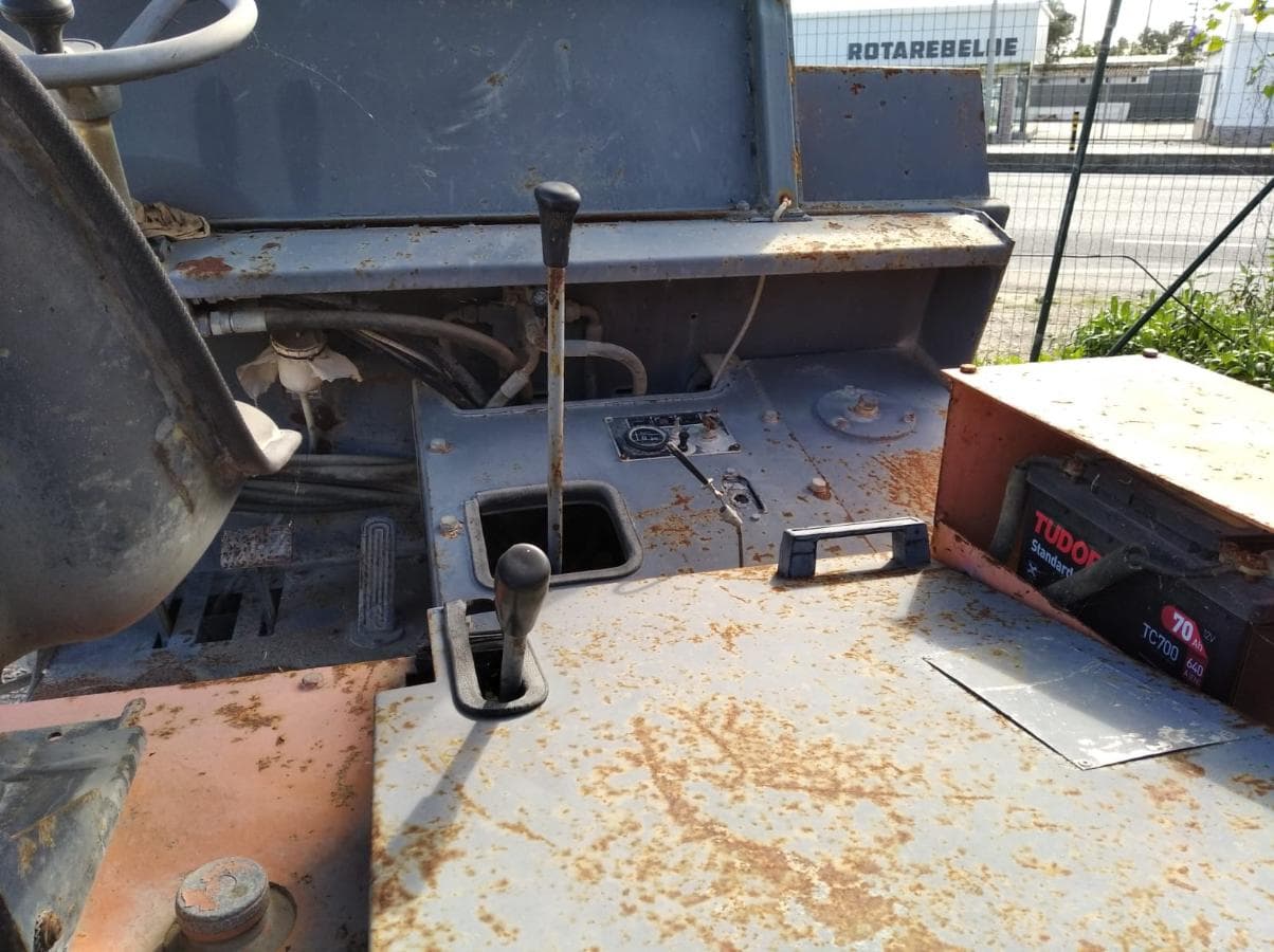 Dumper com pá e vassoura — imagem 6