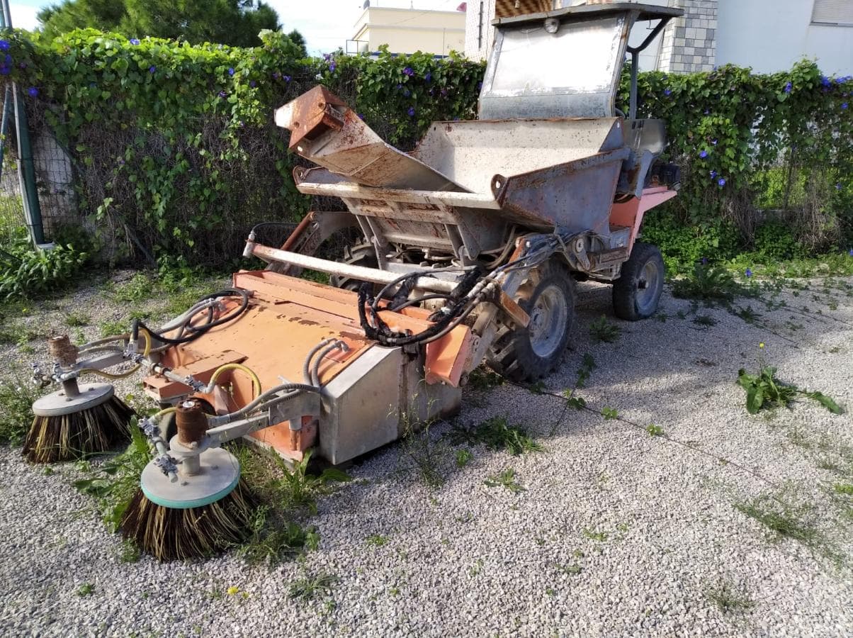 Dumper com pá e vassoura
