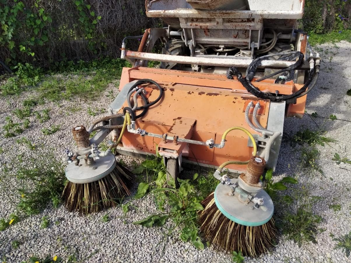 Dumper com pá e vassoura — imagem 3