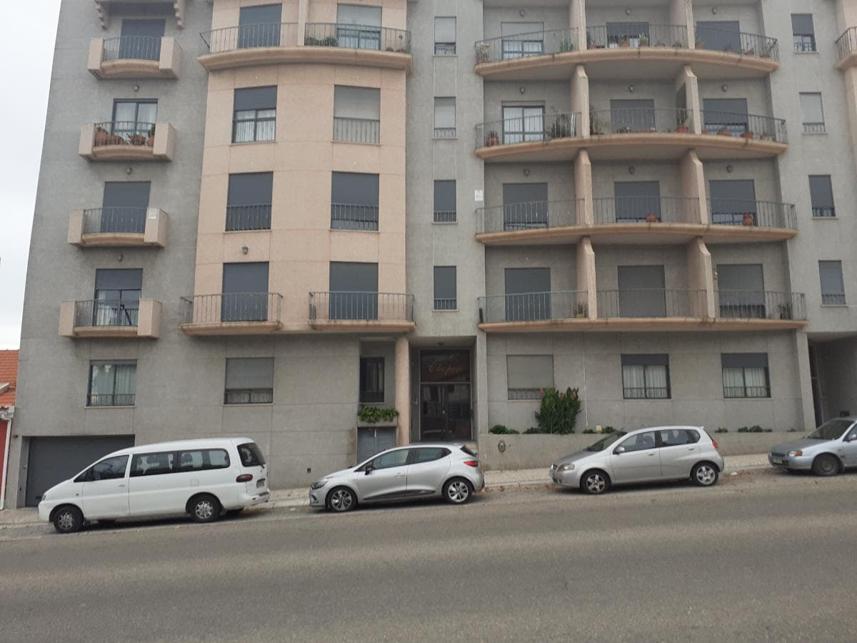 Apartamento T3 + Lugar de Garagem + Garagem · Cartaxo — imagem 1