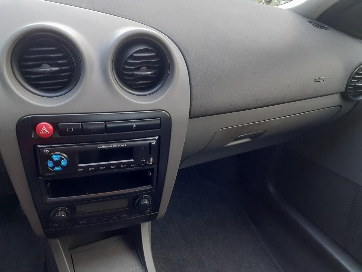 Seat Ibiza 1.4 TDI · Ano 2002 — imagem 12