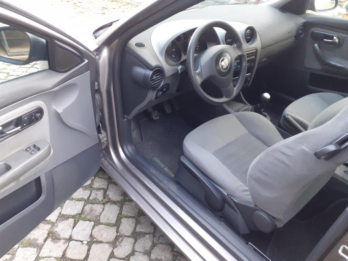 Seat Ibiza 1.4 TDI · Ano 2002 — imagem 11