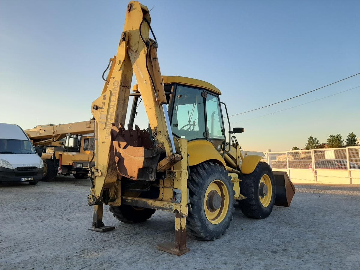Retroescavadora New Holland LB 115 · Ano 2004 — image 4