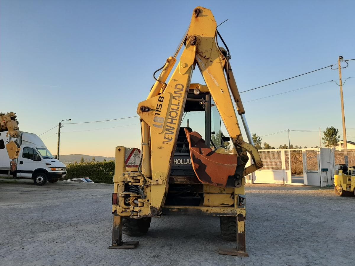 Retroescavadora New Holland LB 115 · Ano 2004 — image 5