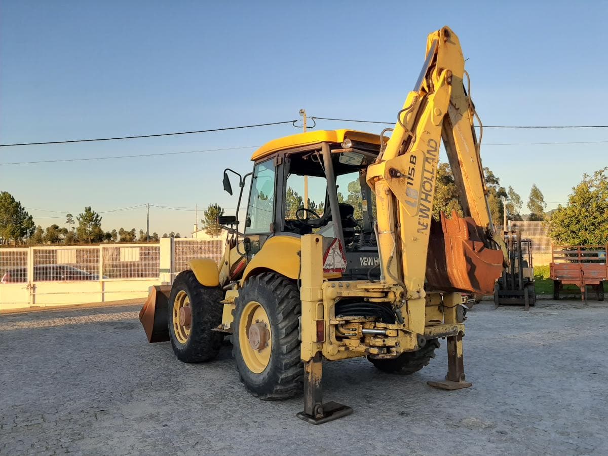 Retroescavadora New Holland LB 115 · Ano 2004 — image 6