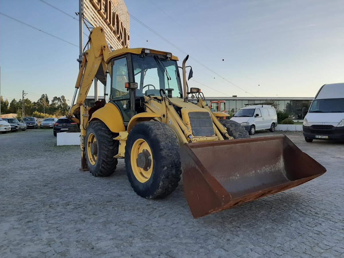Retroescavadora New Holland LB 115 · Ano 2004 — image 1