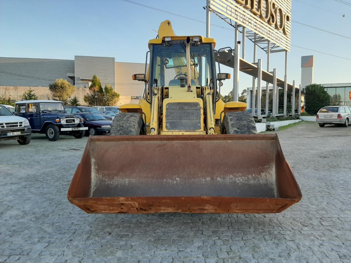 Retroescavadora New Holland LB 115 · Ano 2004 — image 2