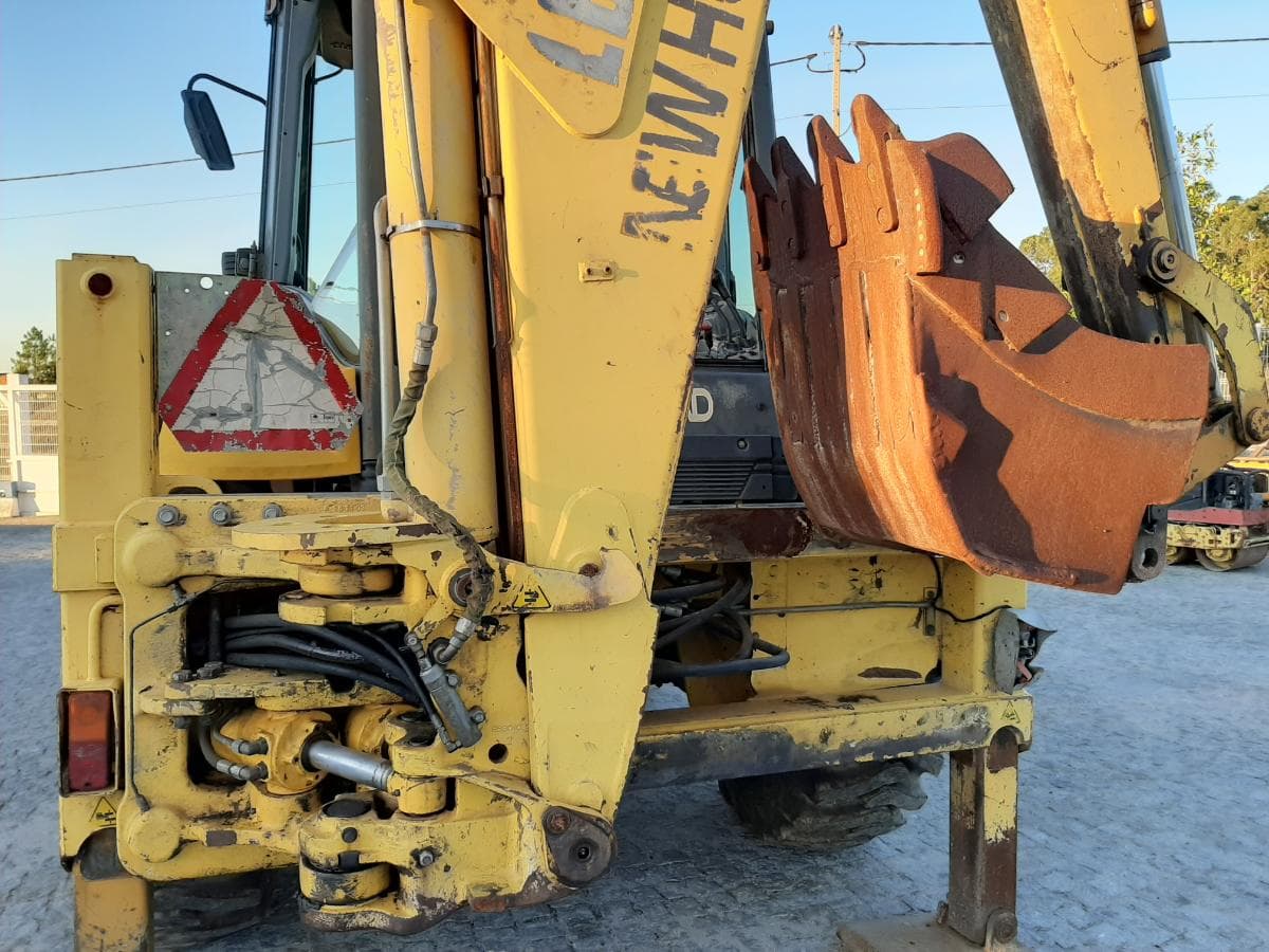Retroescavadora New Holland LB 115 · Ano 2004 — image 7