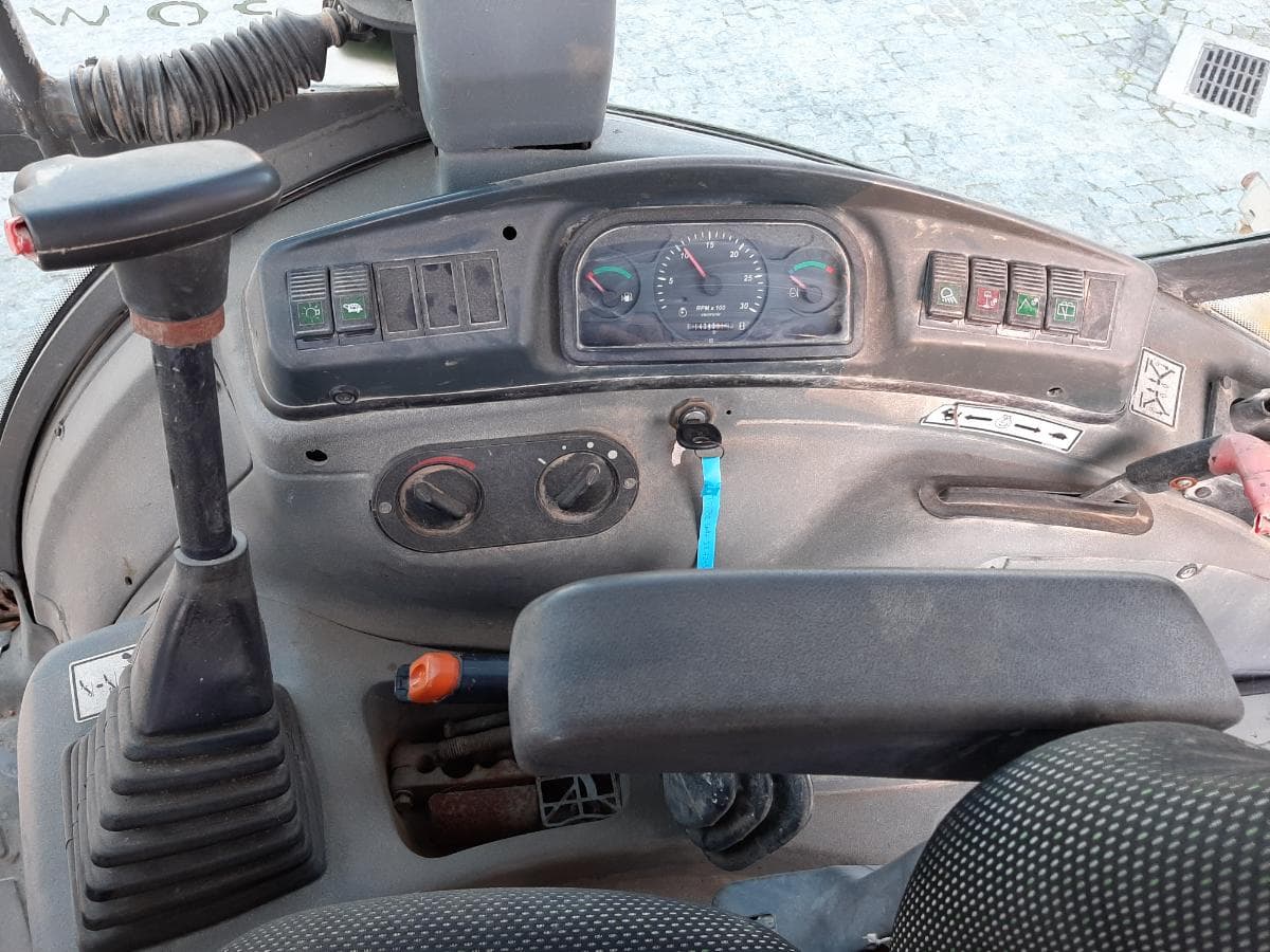 Retroescavadora New Holland LB 115 · Ano 2004 — image 12