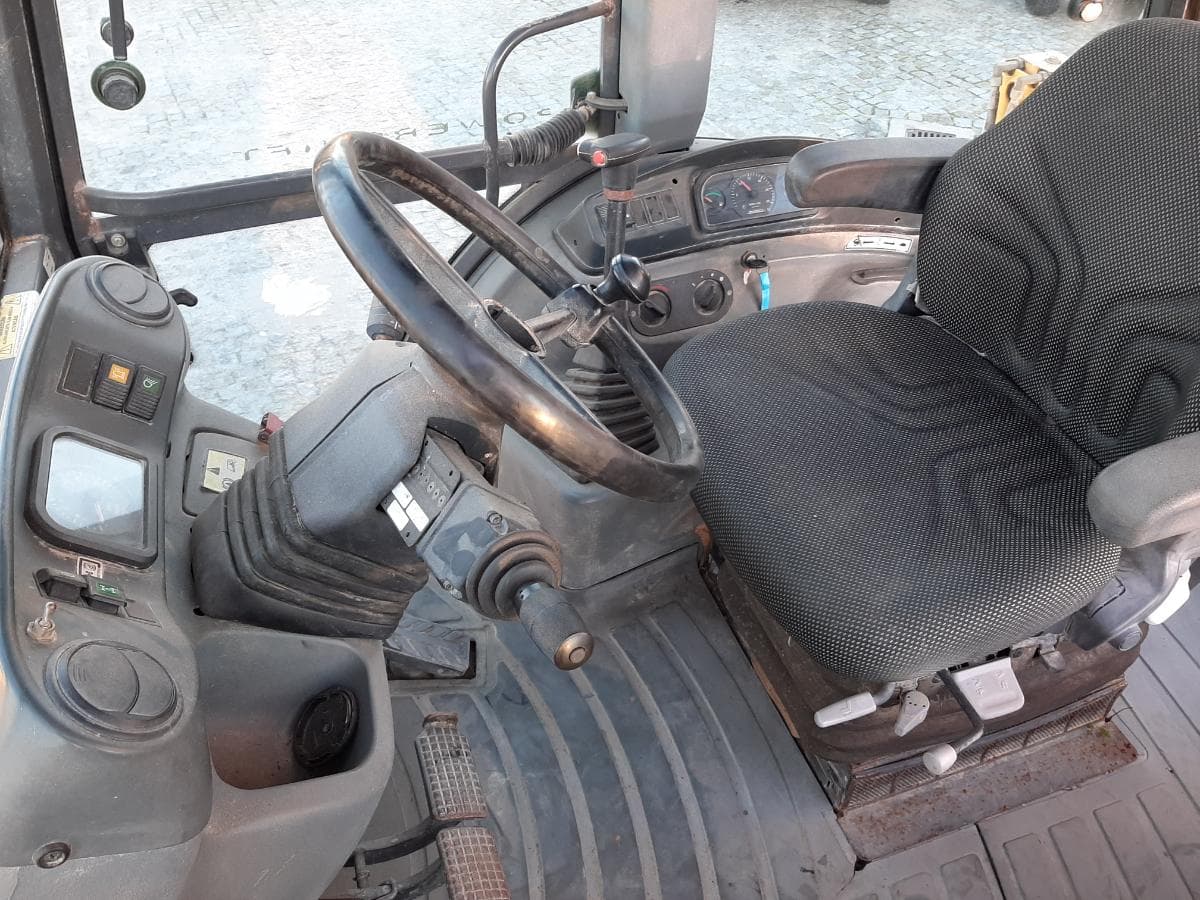 Retroescavadora New Holland LB 115 · Ano 2004 — image 9