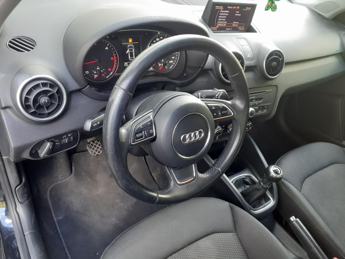 Audi A1 1.6 TDI · Ano 2013 — imagem 17