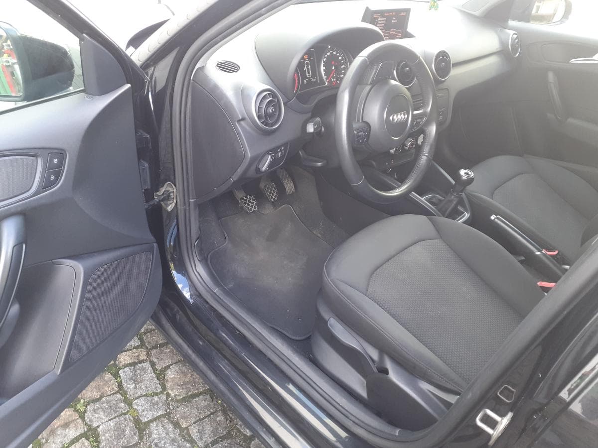 Audi A1 1.6 TDI · Ano 2013 — imagem 16