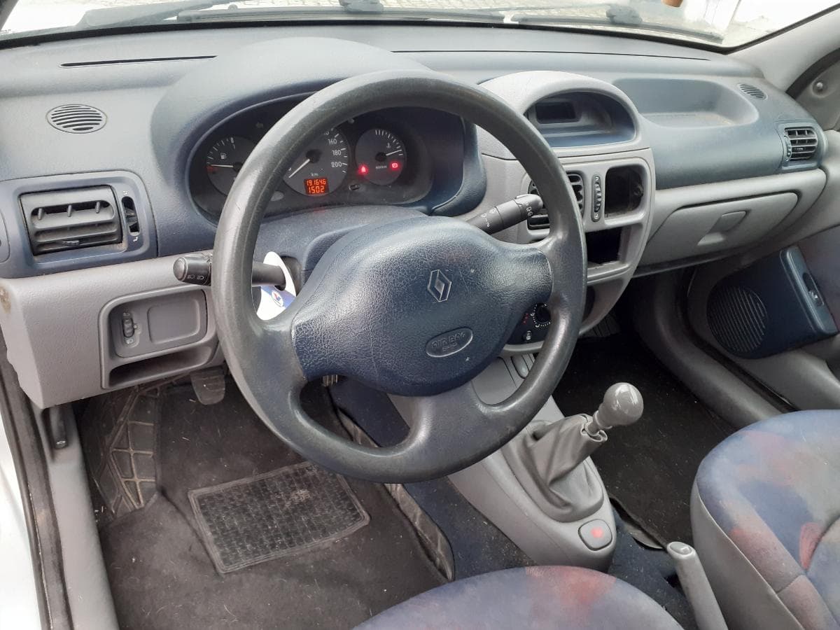 Renault Clio 1.9D · Ano 1999 — image 15