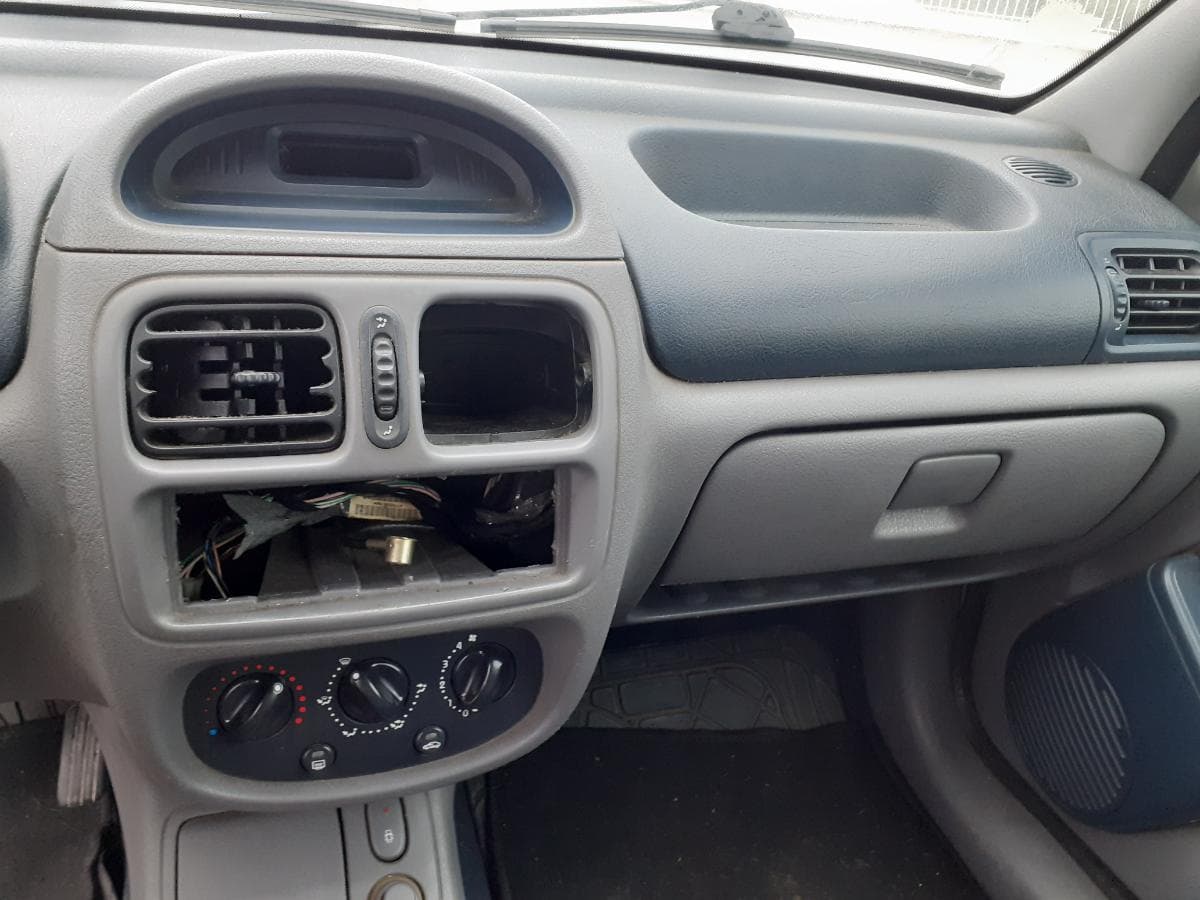 Renault Clio 1.9D · Ano 1999 — image 17
