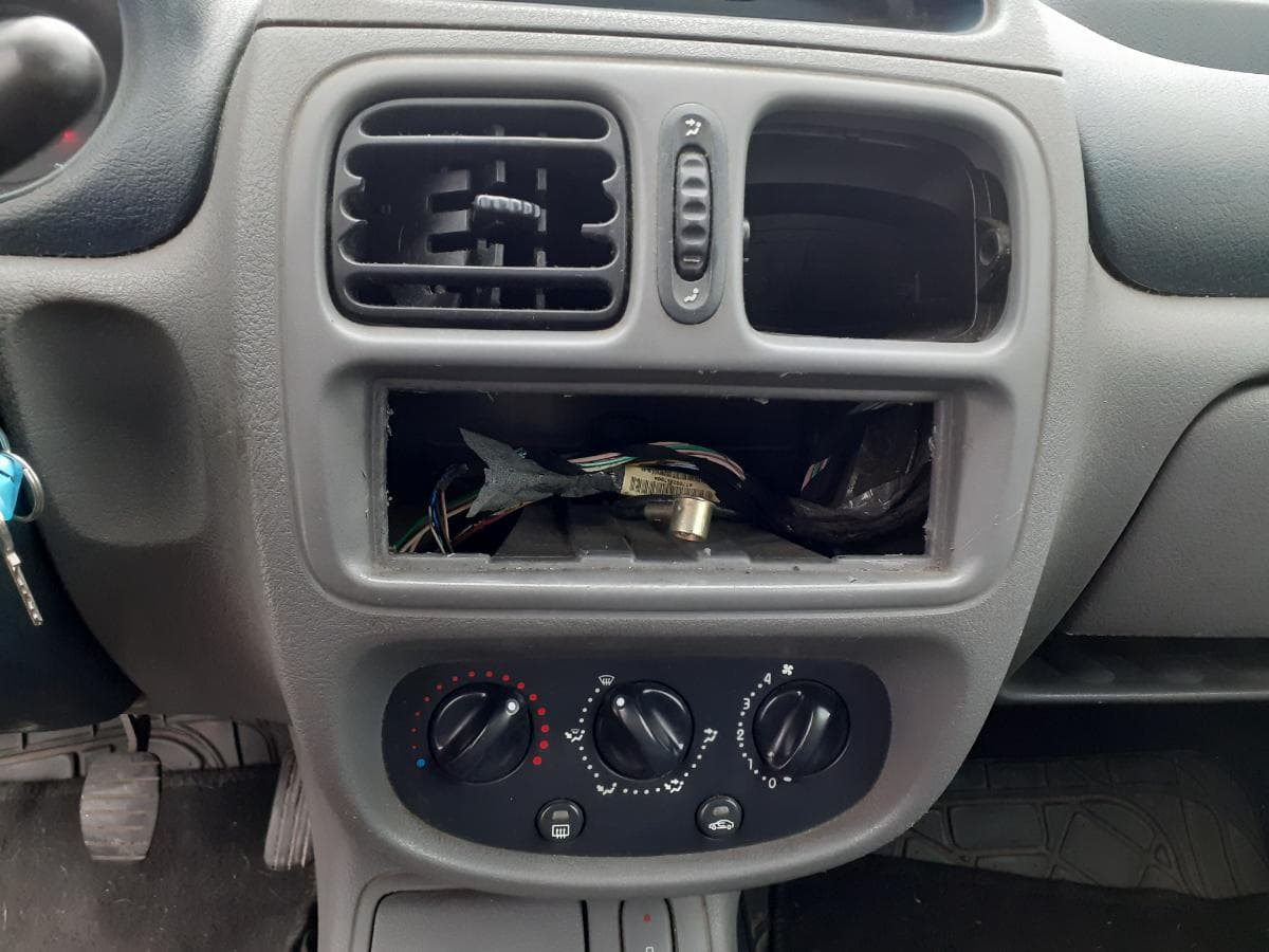 Renault Clio 1.9D · Ano 1999 — image 18