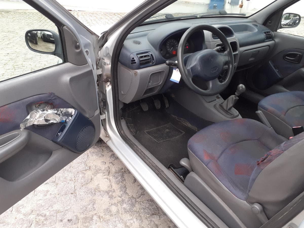 Renault Clio 1.9D · Ano 1999 — image 12