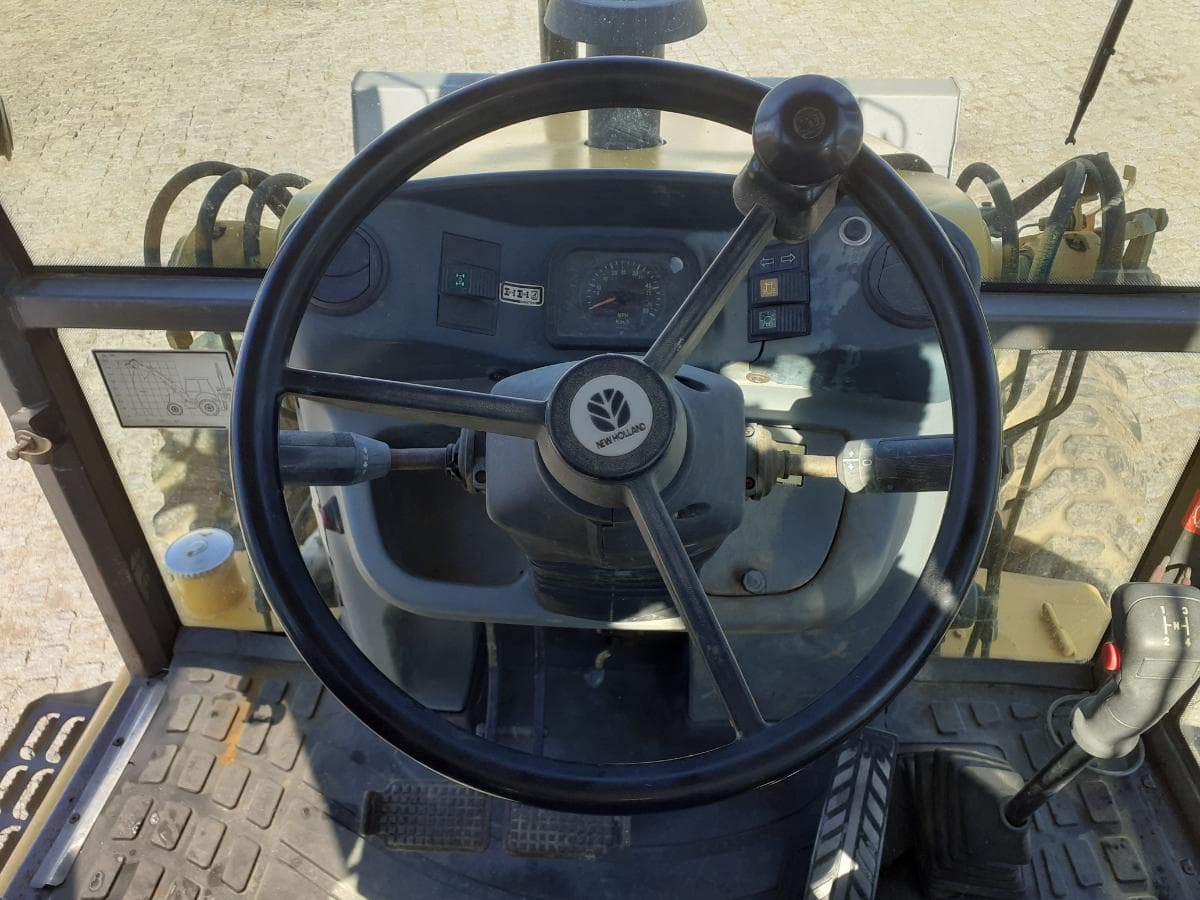 Retroescavadora New Holland LB95B · Ano 2006 — imagem 8