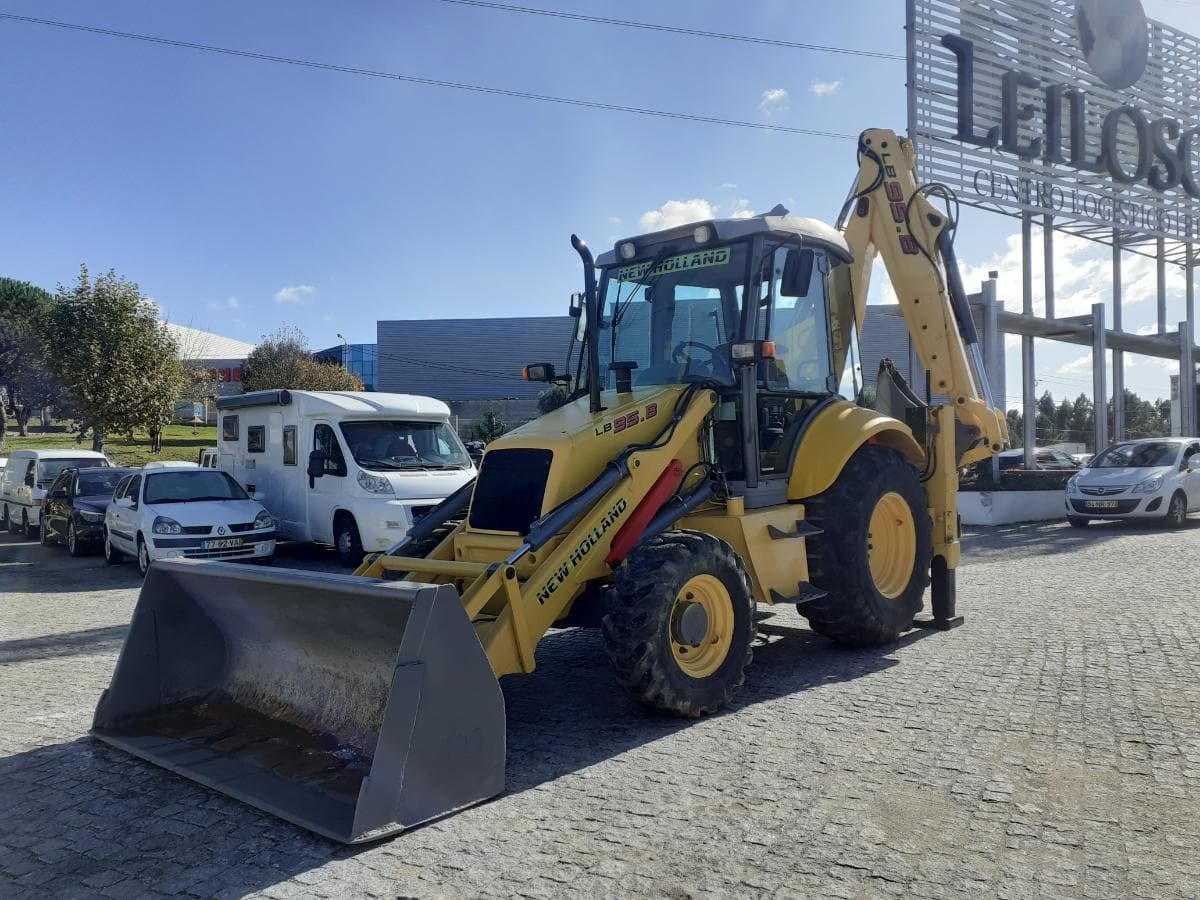 Retroescavadora New Holland LB95B · Ano 2006 — imagem 2