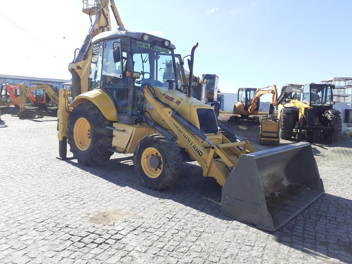 Retroescavadora New Holland LB95B · Ano 2006 — imagem 1