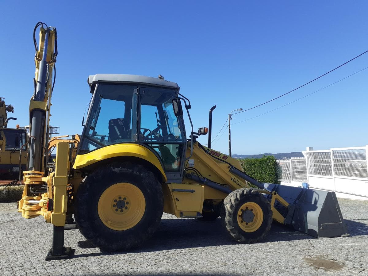 Retroescavadora New Holland LB95B · Ano 2006 — imagem 3