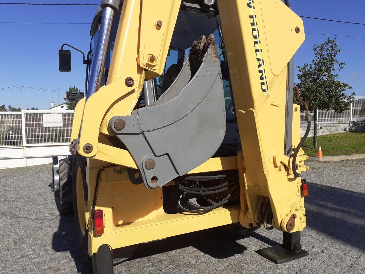 Retroescavadora New Holland LB95B · Ano 2006 — imagem 6